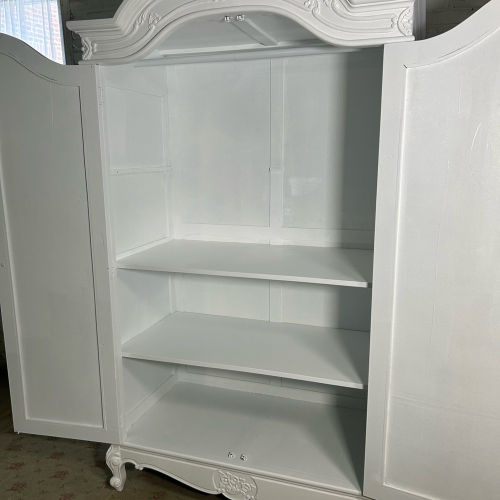 Gorgeous 18th century Victorian reproduction White Armoire With Glass Doors. - Picture 2 of 3